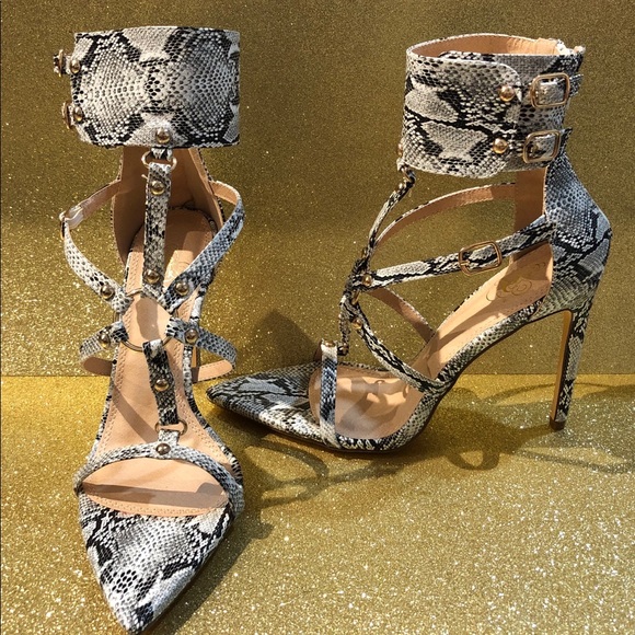 Shoes - NWB Snake pointes toe heels